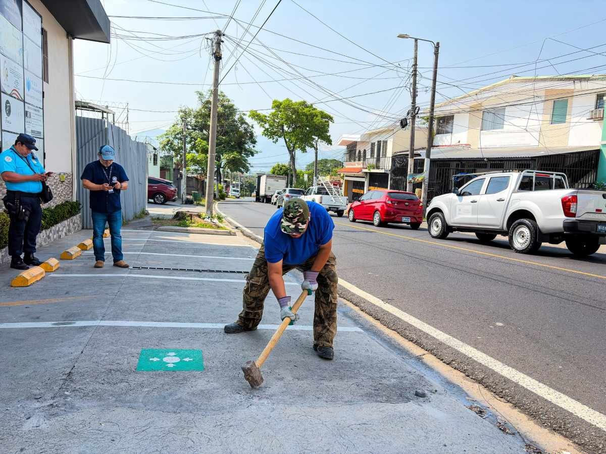 San Salvador interviene para garantizar paso peatonal en calle Gabriela Mistral tras denuncia ciudadana San Salvador interviene para garantizar paso peatonal en calle Gabriela Mistral tras denuncia ciudadana