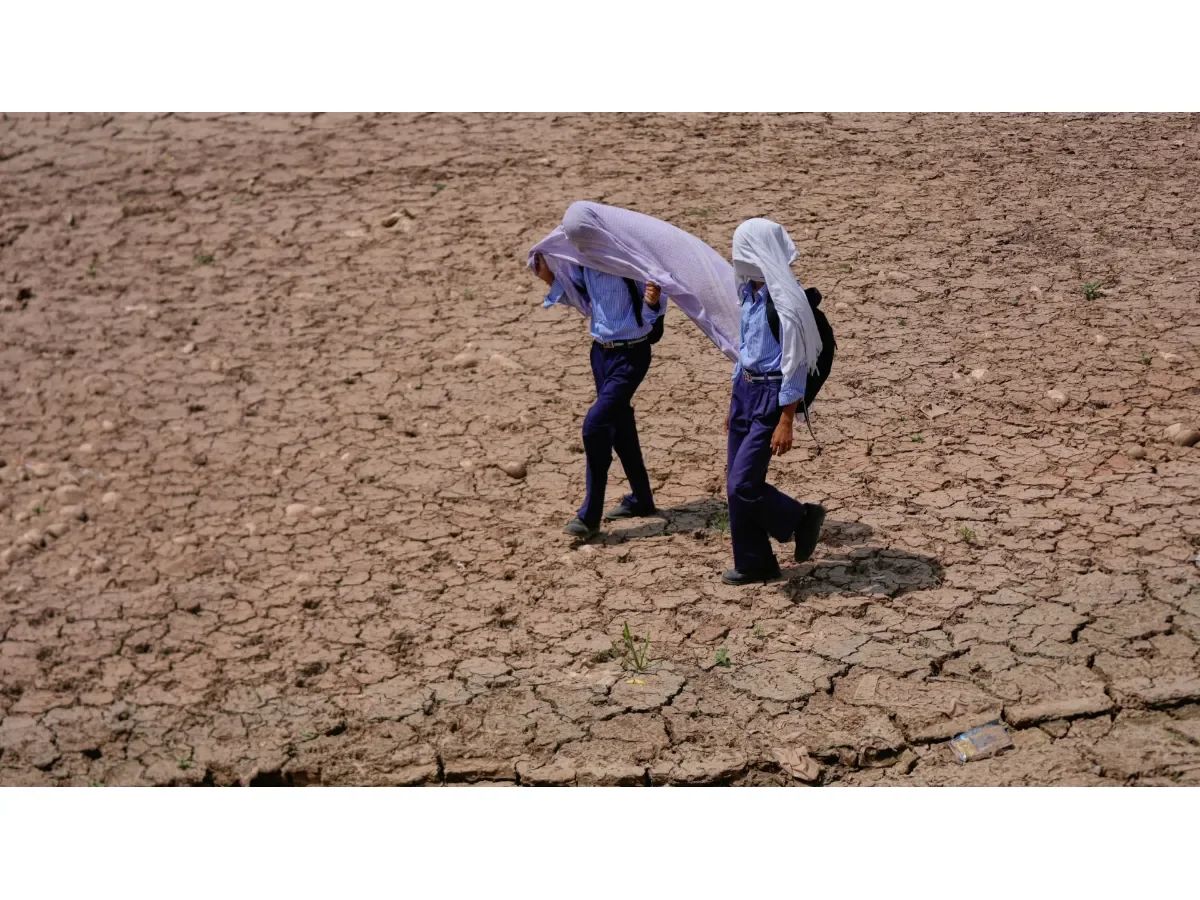 Ola de calor en India supera los 48 ºC y obliga a agricultores a trabajar de noche Ola de calor en India supera los 48 ºC y obliga a agricultores a trabajar de noche