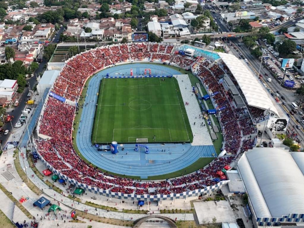 La pasión del Clásico Nacional llena de color y emoción el Estadio Jorge “Mágico” González La pasión del Clásico Nacional llena de color y emoción el Estadio Jorge “Mágico” González