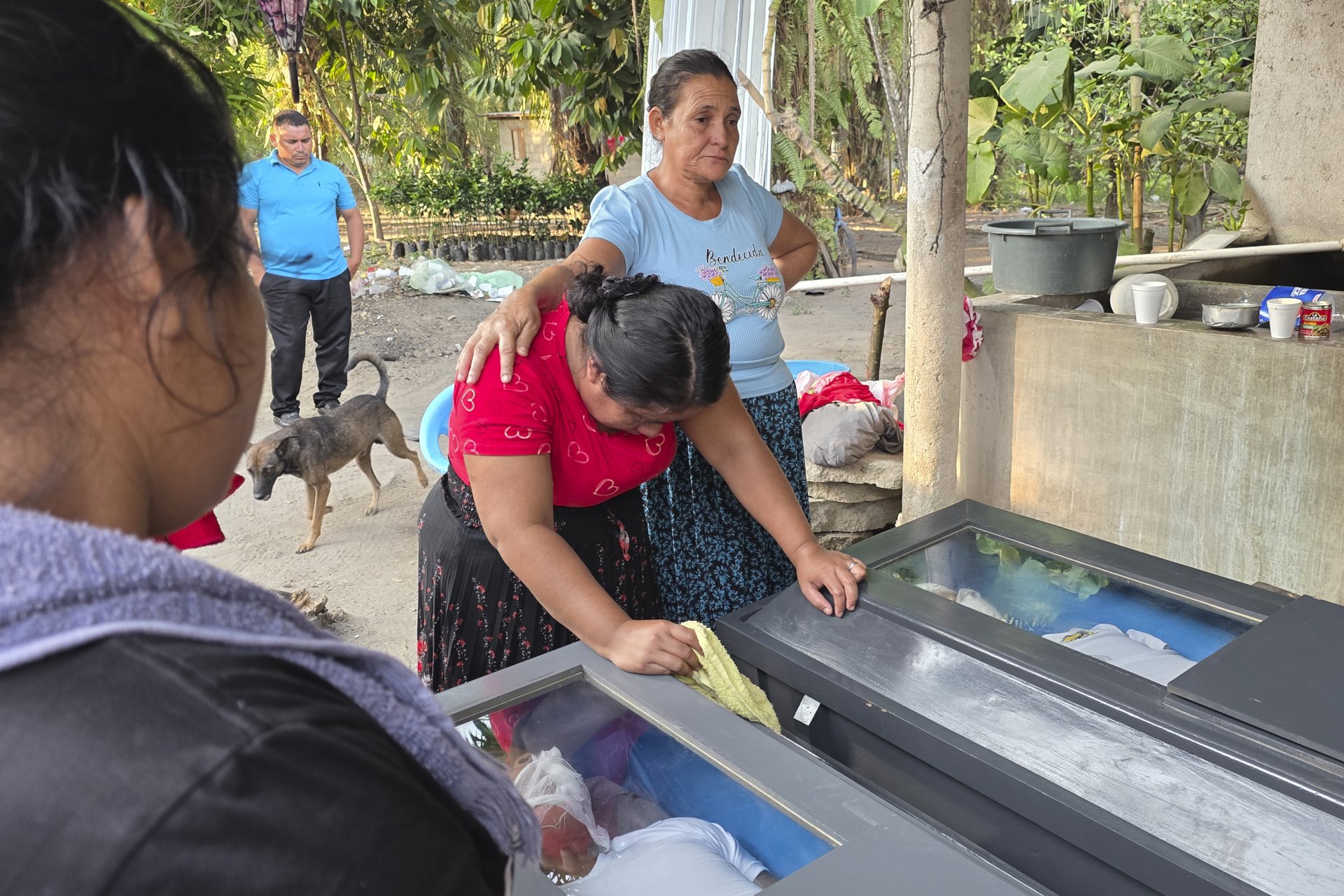 Huérfanos al cuidado de sus abuelos tras masacre en Honduras que dejó casi 30 muertos Huérfanos al cuidado de sus abuelos tras masacre en Honduras que dejó casi 30 muertos