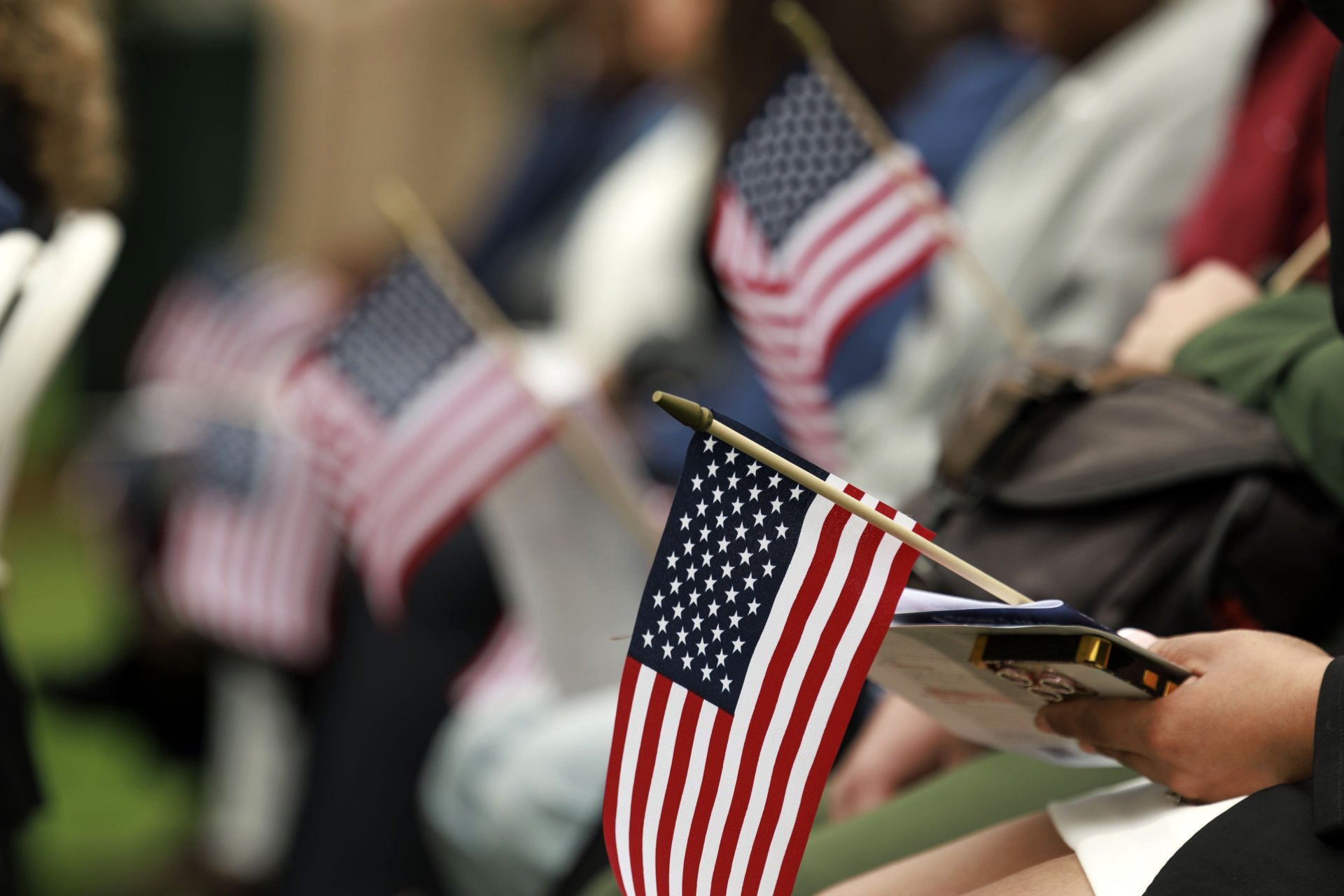 Estados Unidos investiga a casi 400 personas por presunto fraude migratorio que podría costarles la ciudadanía Estados Unidos investiga a casi 400 personas por presunto fraude migratorio que podría costarles la ciudadanía