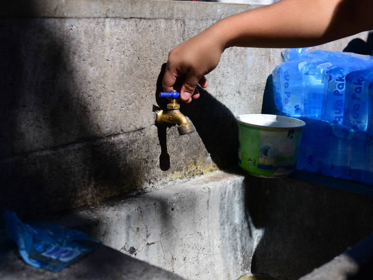 Habitantes de San Salvador reportan semanas sin agua potable en varias comunidades Habitantes de San Salvador reportan semanas sin agua potable en varias comunidades