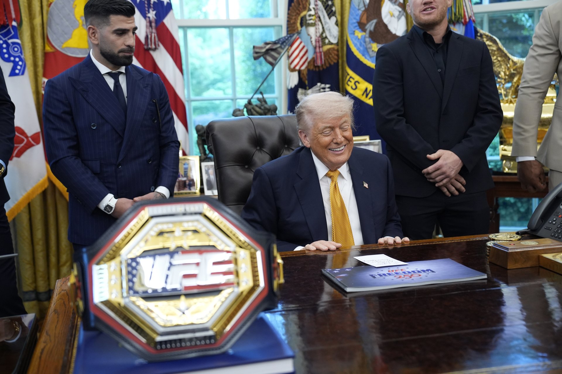 Construcción de estadio temporal en la Casa Blanca para evento de UFC por cumpleaños de Trump Construcción de estadio temporal en la Casa Blanca para evento de UFC por cumpleaños de Trump