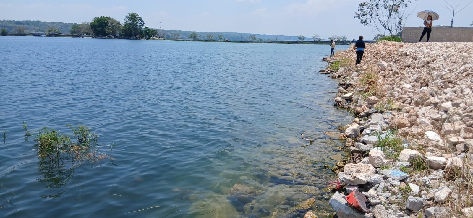 Ministerio de Ambiente denuncia contaminación por ripio en orilla del Lago Petén Itzá