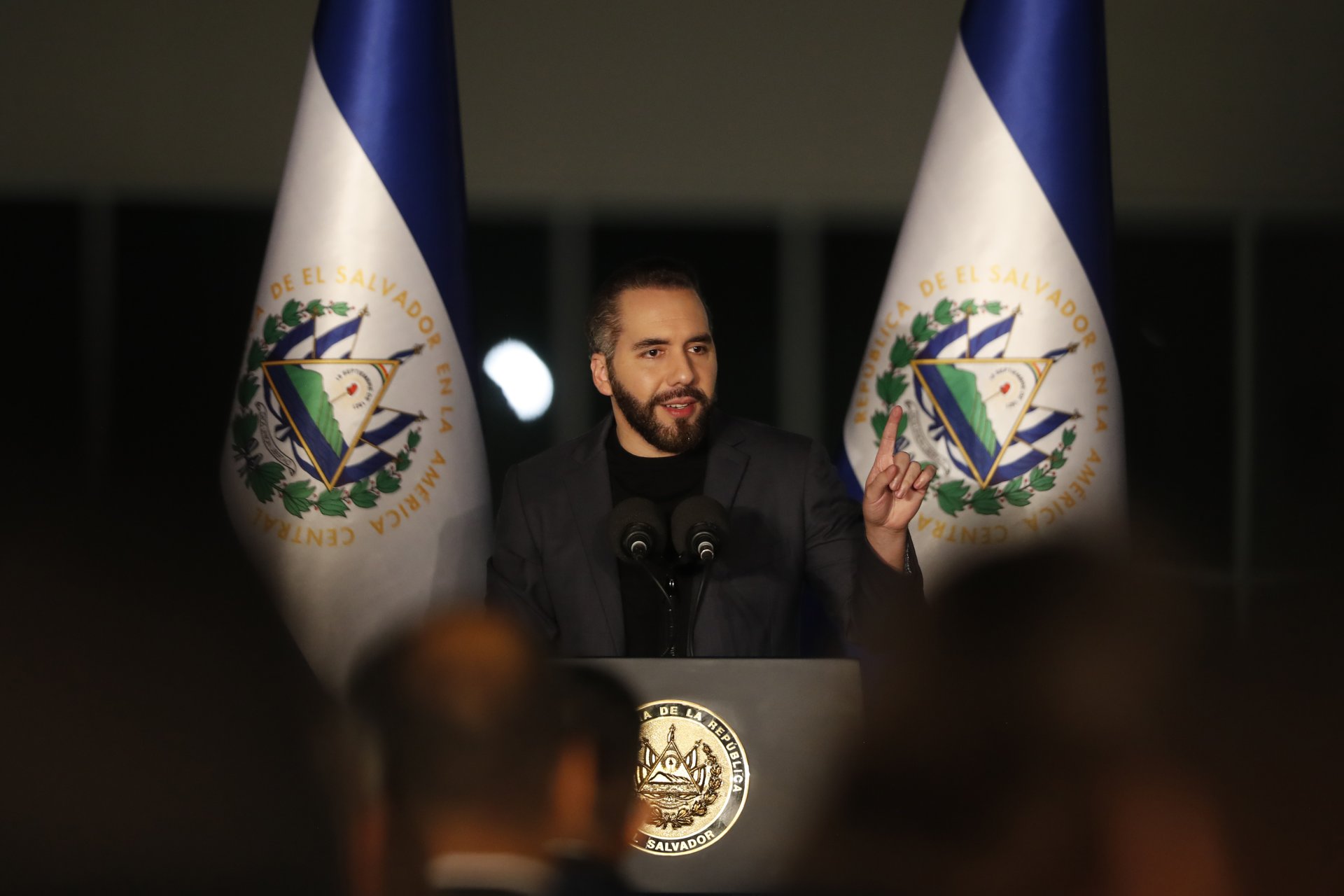 Bukele mantiene respaldo por seguridad, pero enfrenta críticas por deuda y derechos humanos Bukele mantiene respaldo por seguridad, pero enfrenta críticas por deuda y derechos humanos