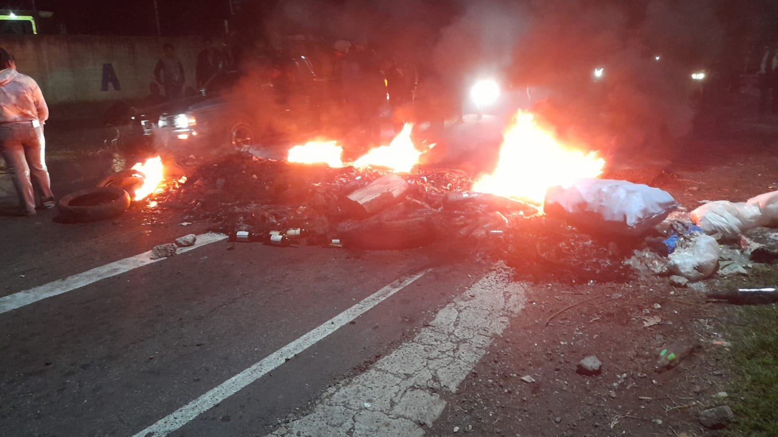 Protesta por aumento del pasaje bloquea accesos claves en Santa Elena Barillas, Villa Canales Protesta por aumento del pasaje bloquea accesos claves en Santa Elena Barillas, Villa Canales