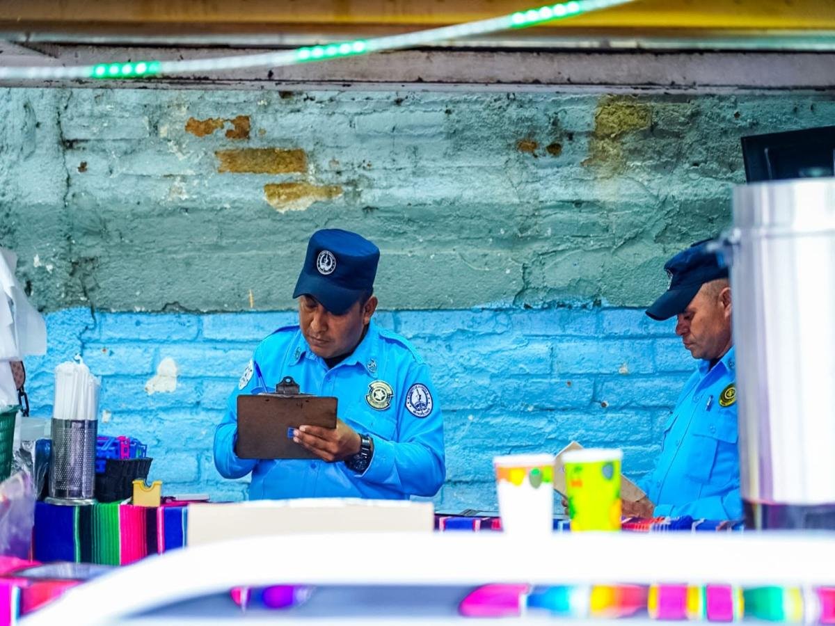 Negocios reciben multas en San Salvador por incumplir horarios y normativas de desechos sólidos Negocios reciben multas en San Salvador por incumplir horarios y normativas de desechos sólidos