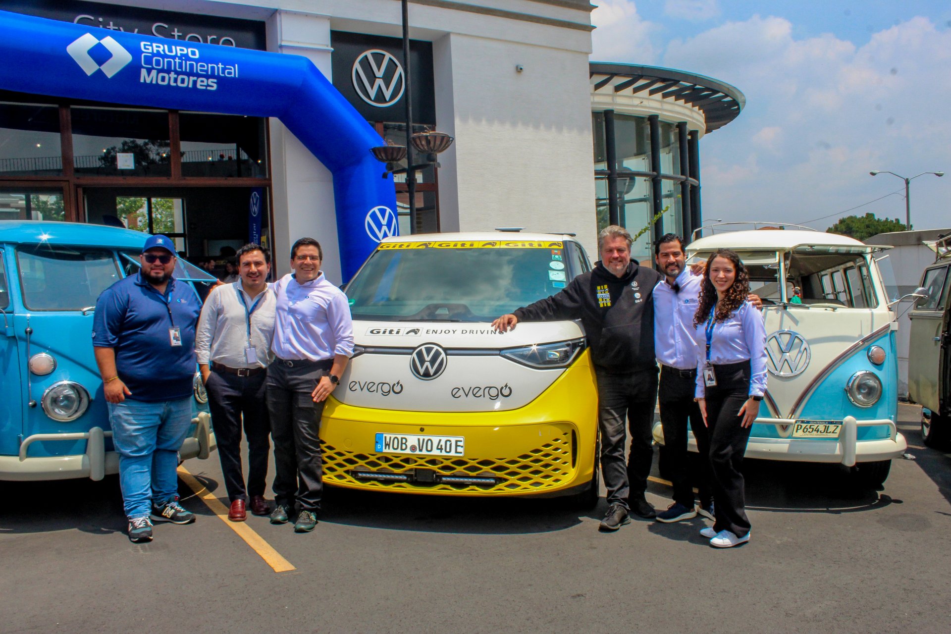 Rainer Zietlow inicia recorrido mundial en vehículo eléctrico en ocho meses