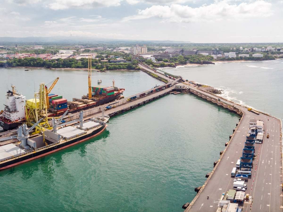 Cierre temporal del Puerto de Acajutla: impactos para pescadores, exportadores y comercio local