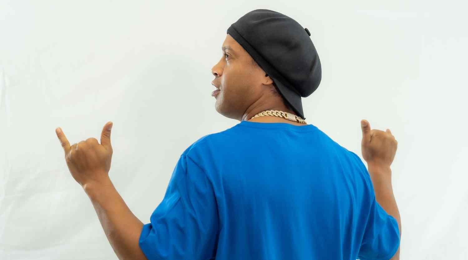 Ronaldinho lanza ‘Camisa 10’, su primer álbum musical con artistas como Pitbull y el guatemalteco Fer Villanueva Ronaldinho lanza ‘Camisa 10’, su primer álbum musical con artistas como Pitbull y el guatemalteco Fer Villanueva