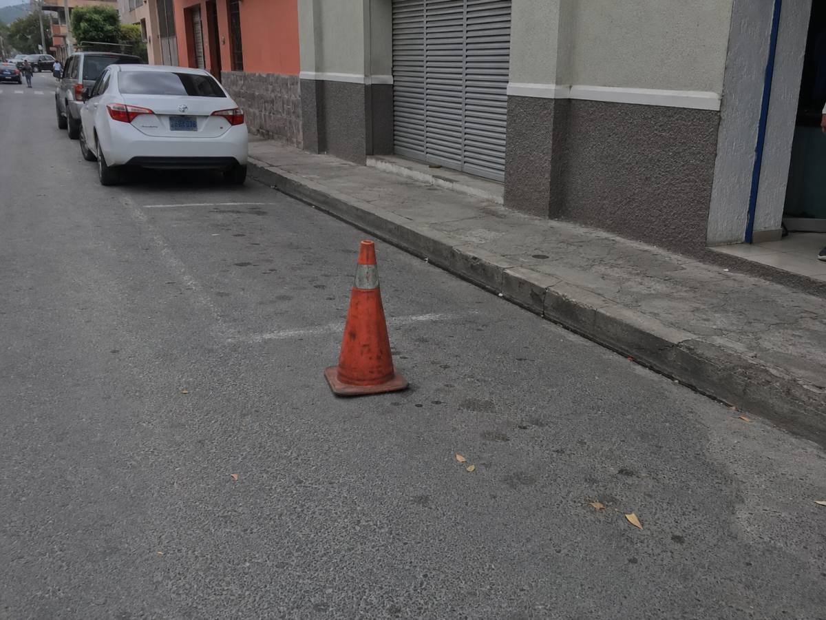 ¿Apartan parqueos con objetos? Multas y cómo denunciar ¿Apartan parqueos con objetos? Multas y cómo denunciar