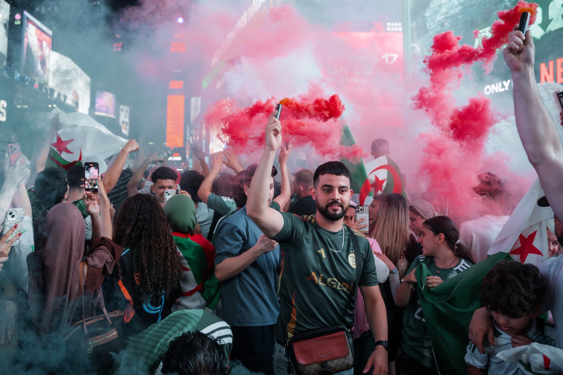 Golpes e insultos: videos muestran disturbios en Times Square previo al partido de Argentina contra Argelia Golpes e insultos: videos muestran disturbios en Times Square previo al partido de Argentina contra Argelia