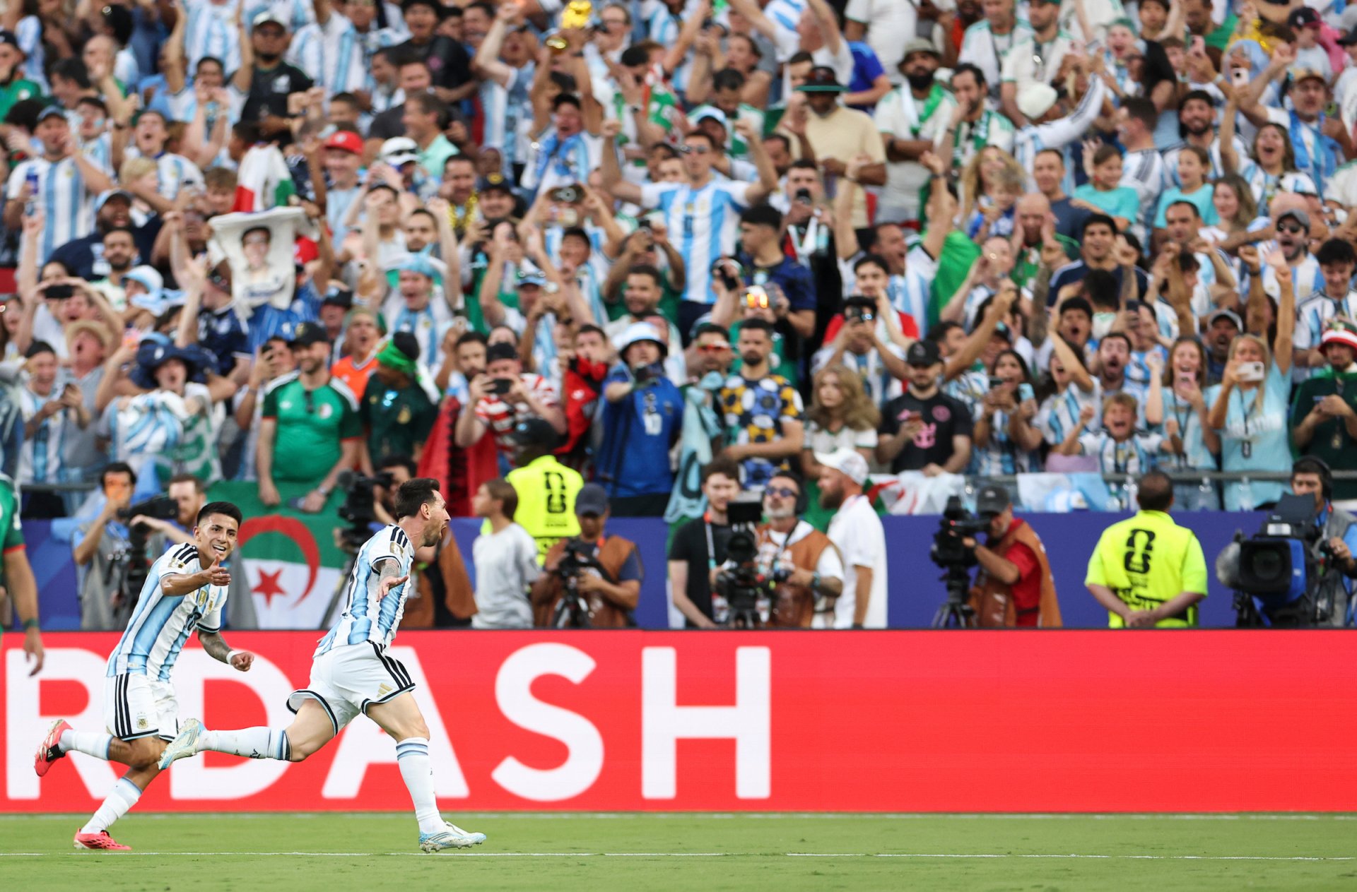 Argentina arranca la defensa del título con un triplete de Messi y otra marca histórica Argentina arranca la defensa del título con un triplete de Messi y otra marca histórica