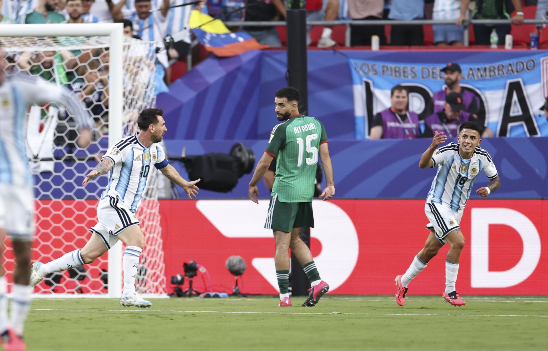 Por qué un exárbitro mundialista cree que Messi debió ser expulsado pese a su triplete Por qué un exárbitro mundialista cree que Messi debió ser expulsado pese a su triplete