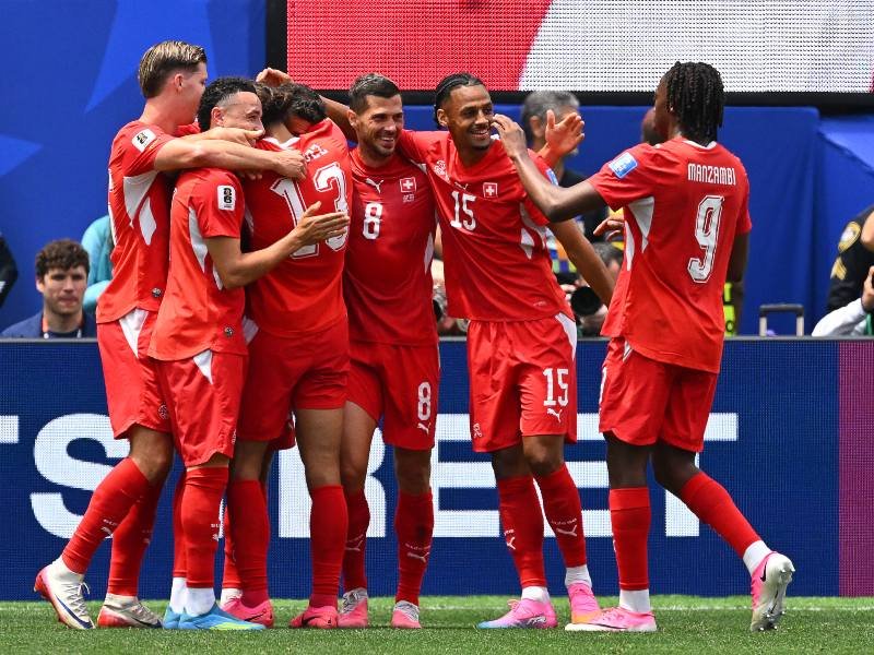 Suiza desata su poder ofensivo y aplasta 4-1 a Bosnia para ser líder de grupo Suiza desata su poder ofensivo y aplasta 4-1 a Bosnia para ser líder de grupo