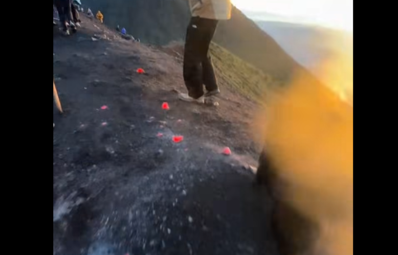 Videos muestran a visitantes en áreas peligrosas del volcán de Fuego y el Inguat emite alerta Videos muestran a visitantes en áreas peligrosas del volcán de Fuego y el Inguat emite alerta