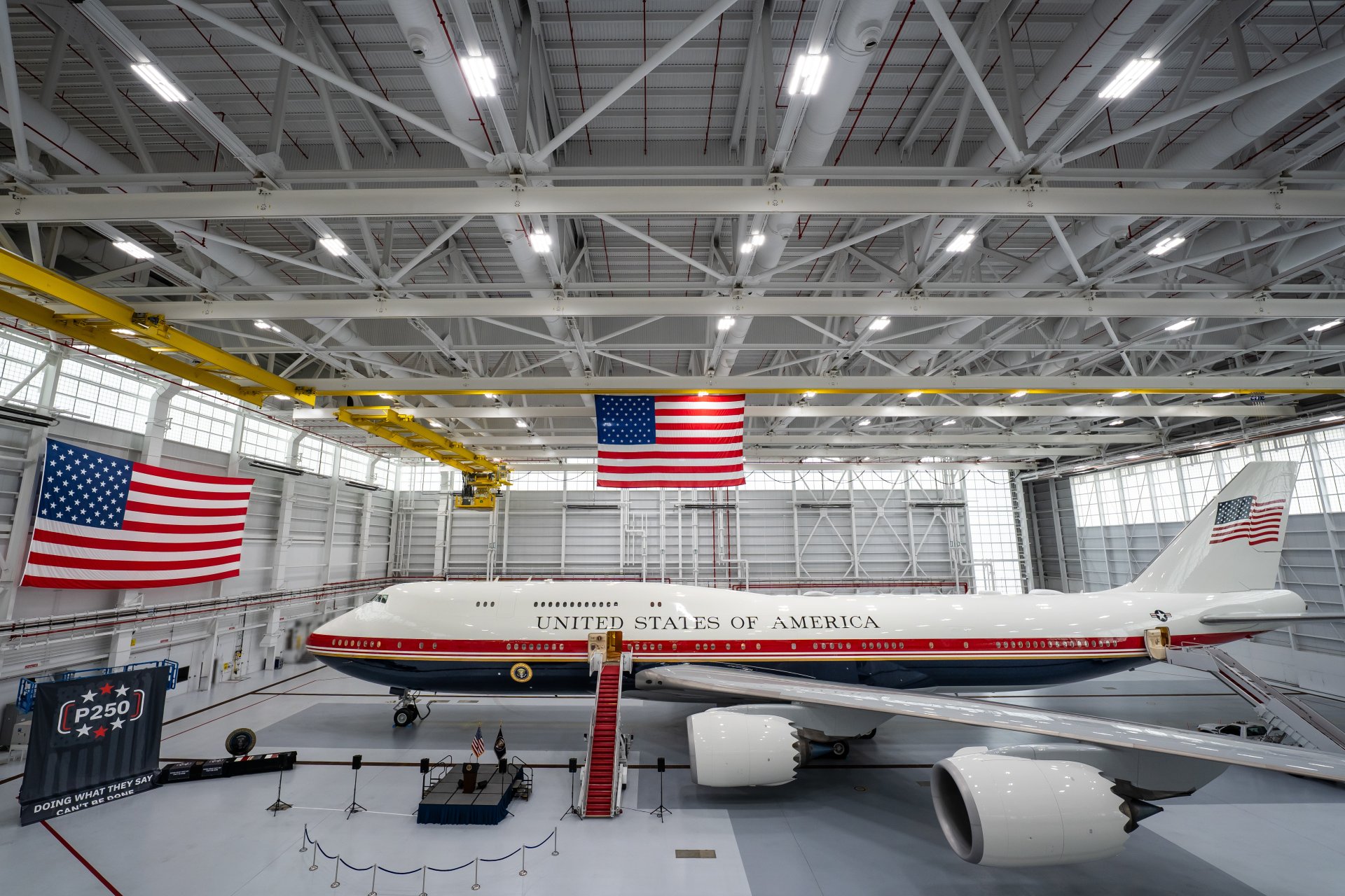 Trump presenta su nuevo Air Force One: así es el Boeing con los colores de EE. UU. Trump presenta su nuevo Air Force One: así es el Boeing con los colores de EE. UU.