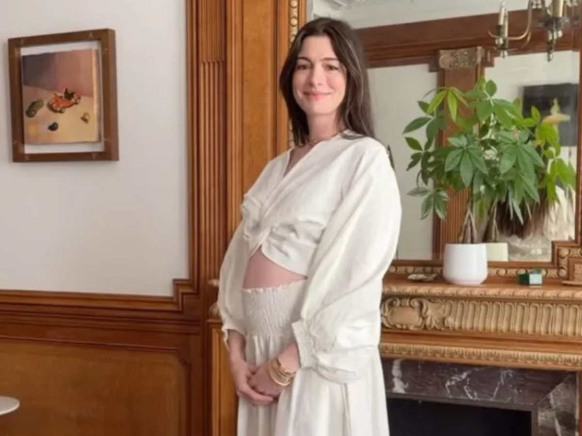 Anne Hathaway anuncia su tercer embarazo con divertido video Anne Hathaway anuncia su tercer embarazo con divertido video
