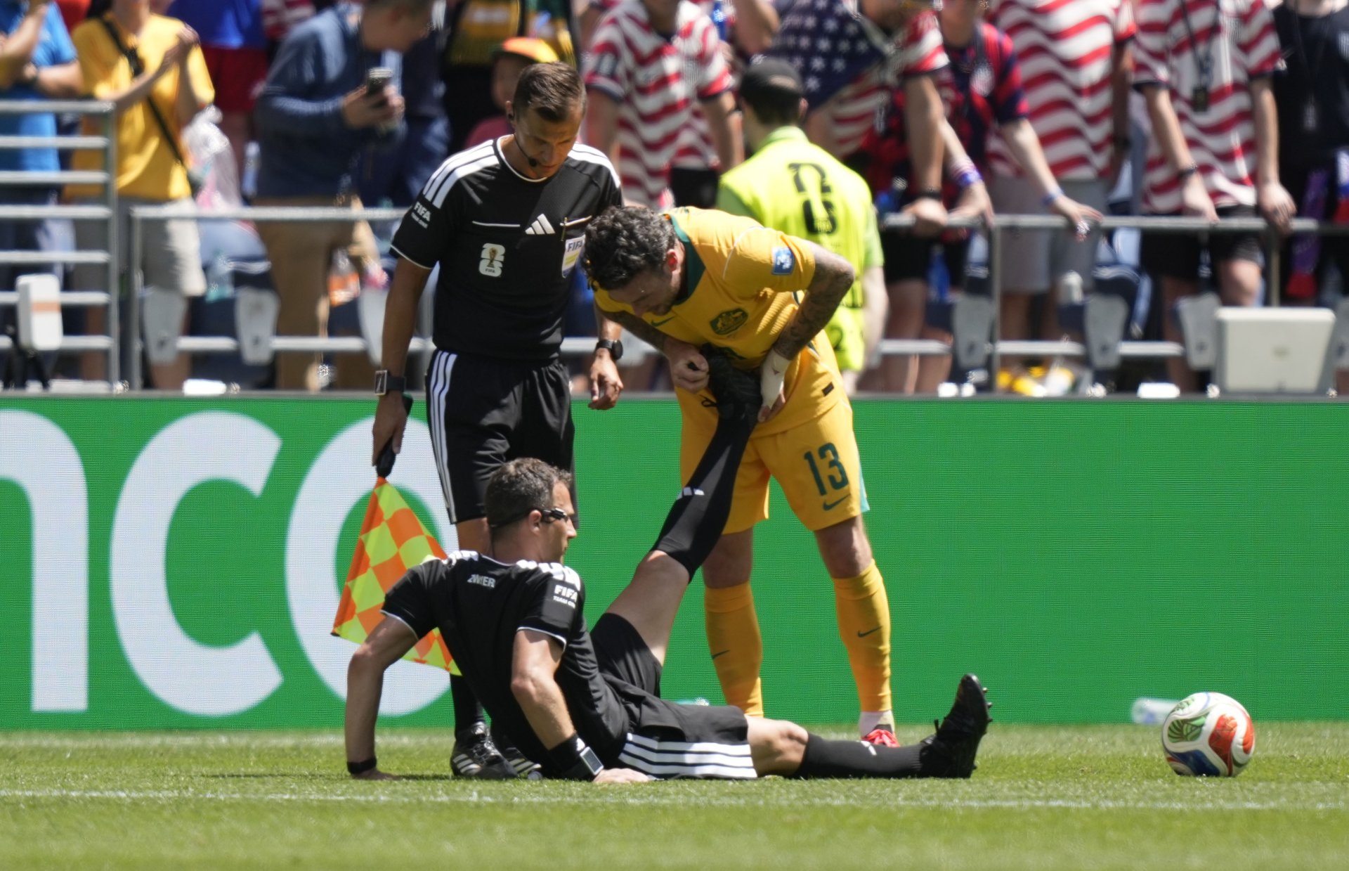 Insólito en el Mundial 2026: el árbitro Felix Zwayer recibe asistencia por calambres en pleno partido Insólito en el Mundial 2026: el árbitro Felix Zwayer recibe asistencia por calambres en pleno partido
