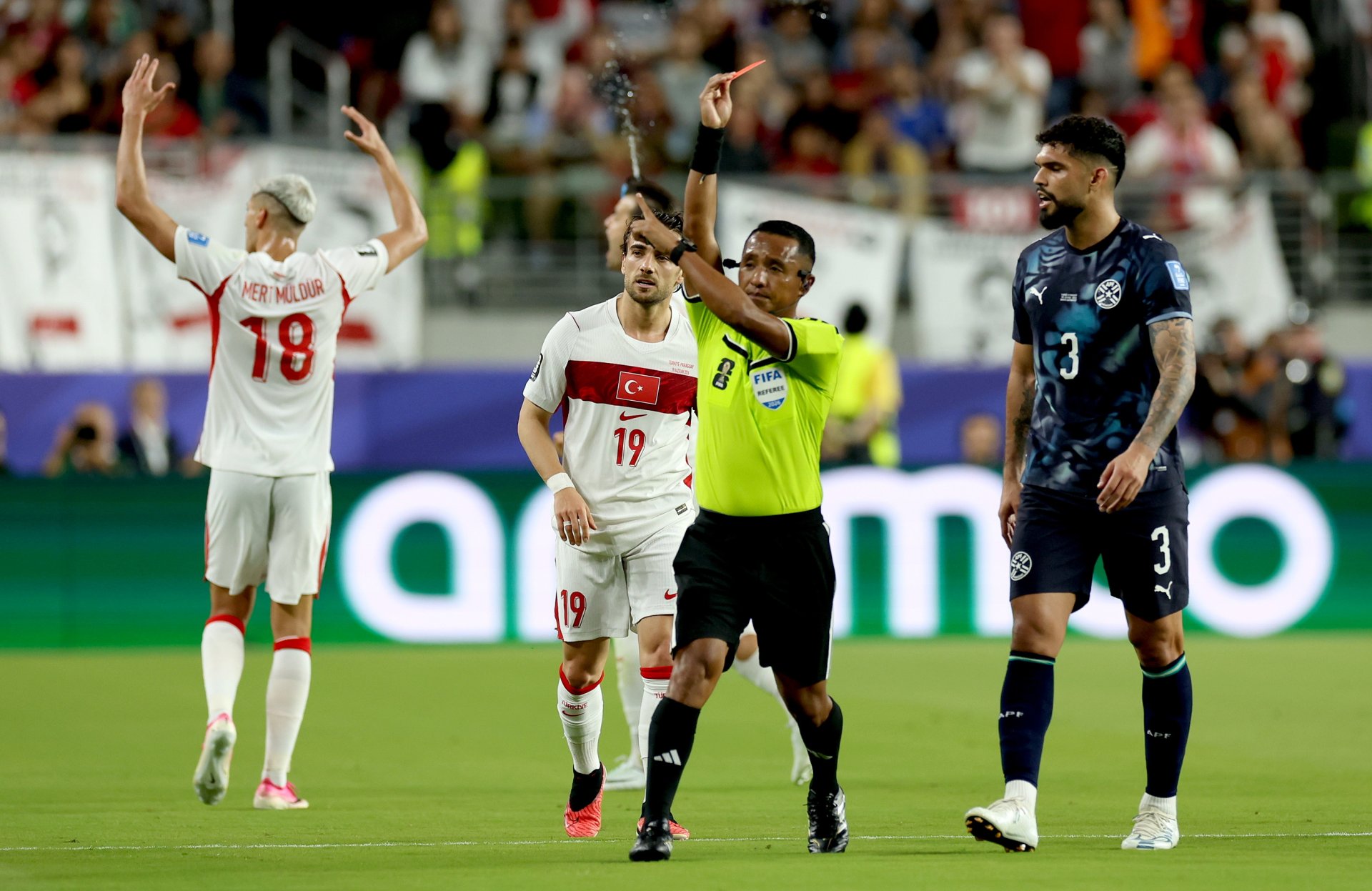 ¡Insólito! El salvadoreño Iván Barton aplica una inédita regla y deja al primer expulsado del Mundial 2026 ¡Insólito! El salvadoreño Iván Barton aplica una inédita regla y deja al primer expulsado del Mundial 2026