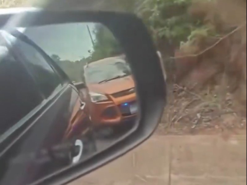¿Qué multas recibió un conductor por usar sirenas y circular sobre el hombro de la carretera? ¿Qué multas recibió un conductor por usar sirenas y circular sobre el hombro de la carretera?