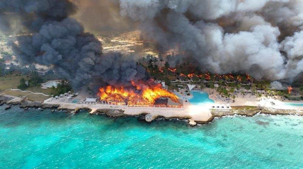 Muere una mujer y desalojan a 1.700 turistas en República Dominicana por un incendio voraz en un hotel de lujo Muere una mujer y desalojan a 1.700 turistas en República Dominicana por un incendio voraz en un hotel de lujo