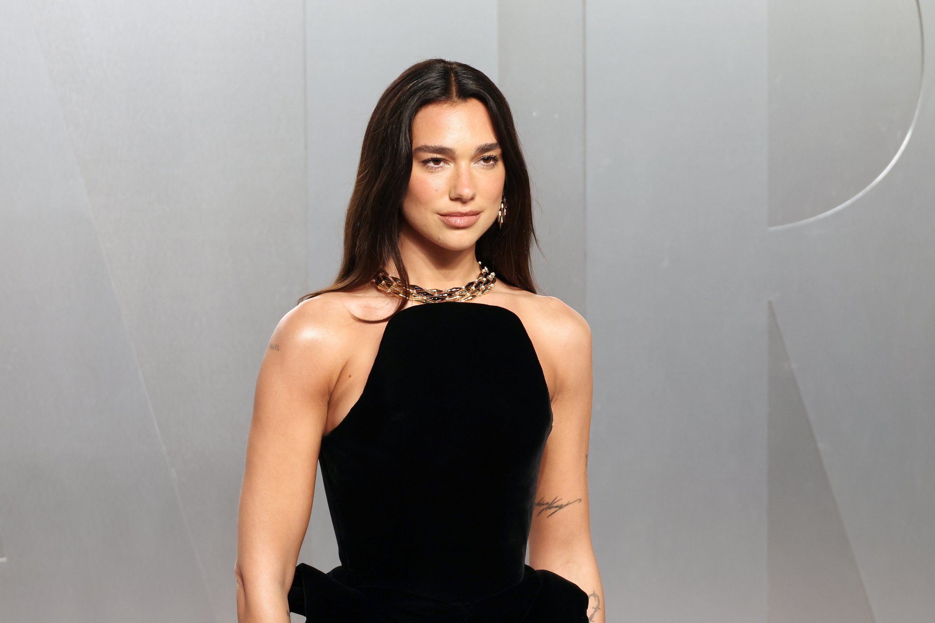Dua Lipa y su boda con Callum Turner: las fotos que muestran la elegancia de la ceremonia y el vestido que usó en Italia Dua Lipa y su boda con Callum Turner: las fotos que muestran la elegancia de la ceremonia y el vestido que usó en Italia