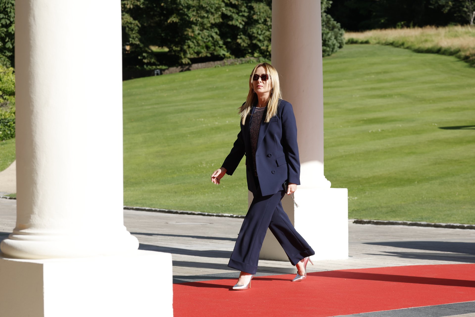 Trump dijo que la primera ministra italiana le “suplicó” que le tomara una foto. Ella afirma que eso es falso Trump dijo que la primera ministra italiana le “suplicó” que le tomara una foto. Ella afirma que eso es falso