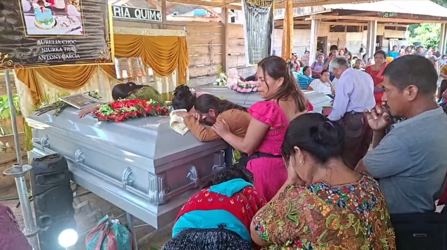 Dan el último adiós en Quiché a guatemalteca y sus dos hijos asesinados en Estados Unidos Dan el último adiós en Quiché a guatemalteca y sus dos hijos asesinados en Estados Unidos