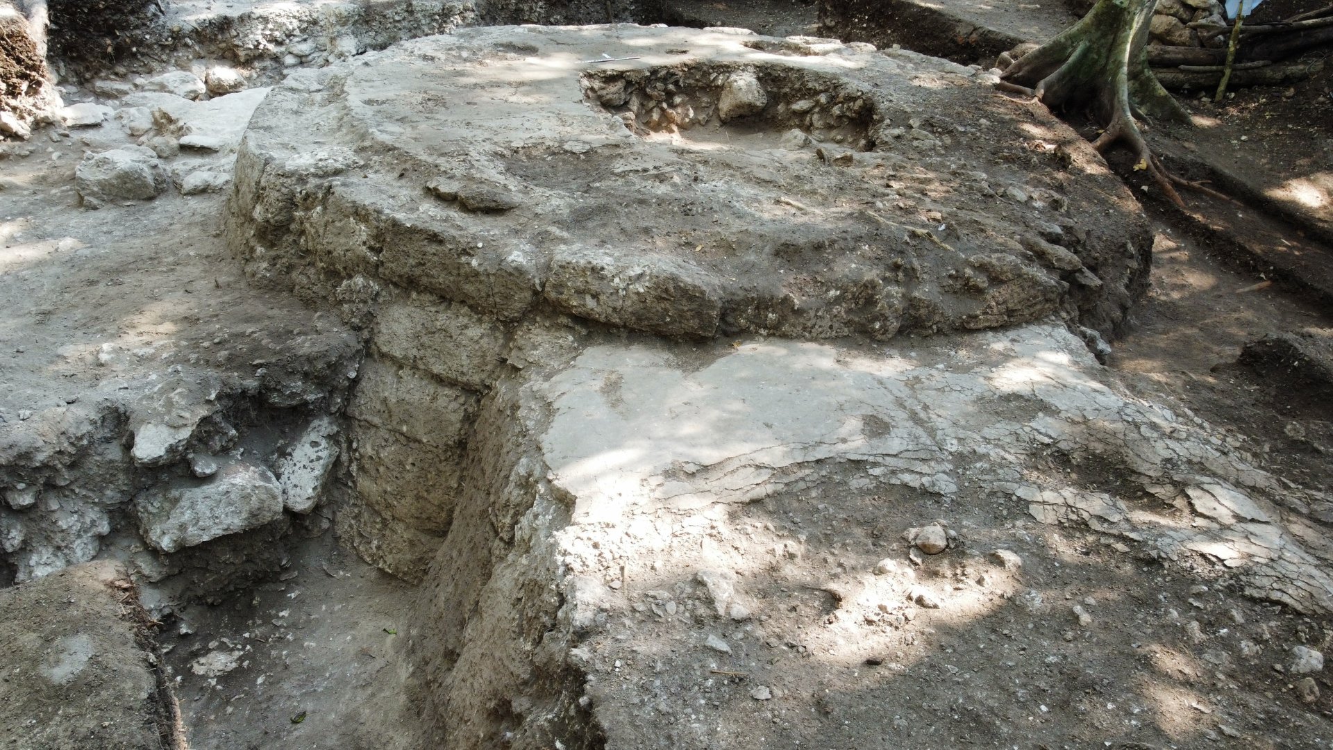 Descubren estructura circular única en El Tigre, Petén, en buen estado de conservación Descubren estructura circular única en El Tigre, Petén, en buen estado de conservación