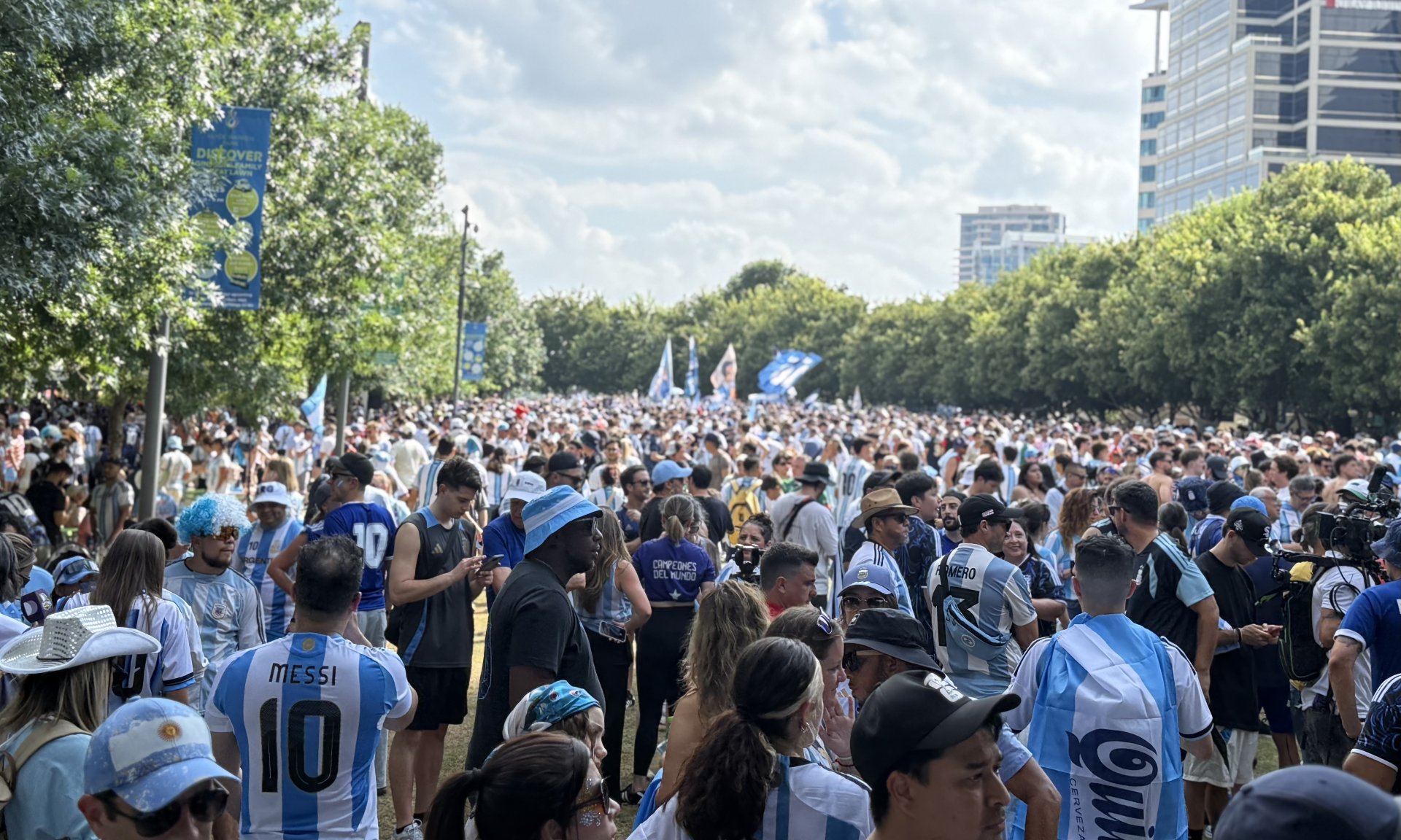 “La cuarta estrella” retumba en Dallas: casi 100 mil argentinos se reúnen en el banderazo antes del duelo ante Austria “La cuarta estrella” retumba en Dallas: casi 100 mil argentinos se reúnen en el banderazo antes del duelo ante Austria
