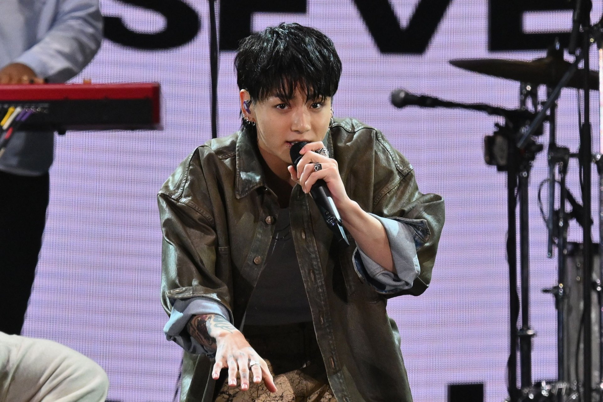Condenan a fanática de BTS por acosar a Jungkook y tocar más de 130 veces el timbre de su casa Condenan a fanática de BTS por acosar a Jungkook y tocar más de 130 veces el timbre de su casa