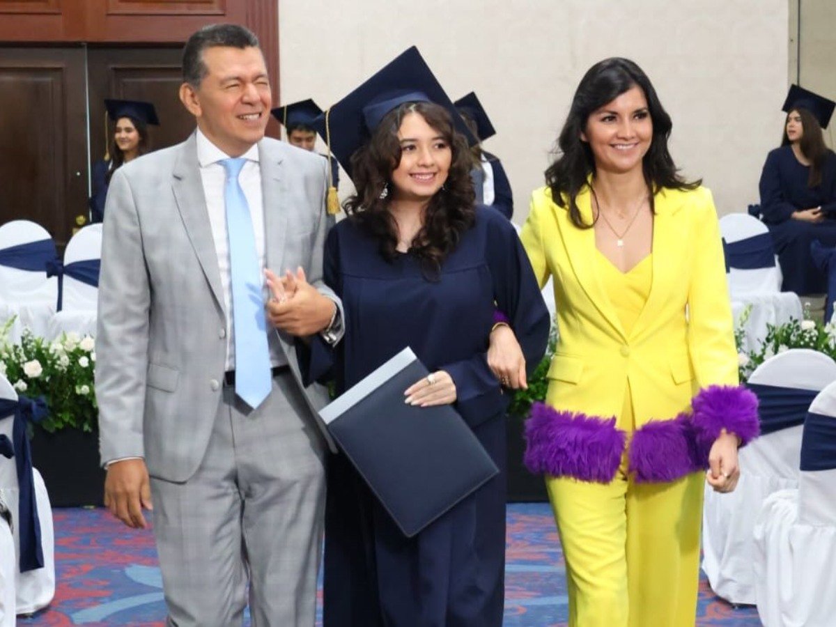 Lourdes Lara celebra la graduación de su hija Lourdes Lara celebra la graduación de su hija