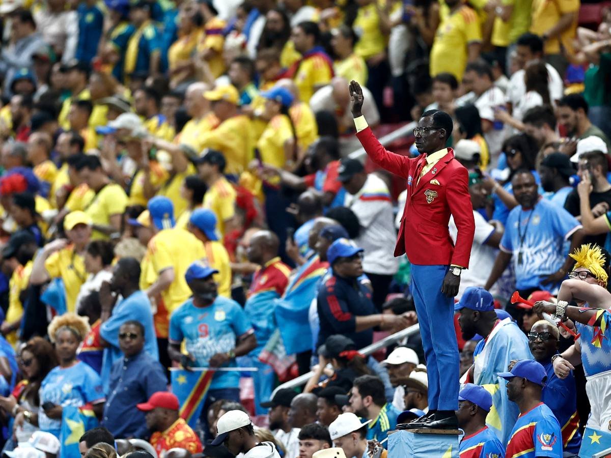 Quién es el aficionado del Congo que pasó los 90 minutos de pie en el Mundial, y por qué lo hace Quién es el aficionado del Congo que pasó los 90 minutos de pie en el Mundial, y por qué lo hace
