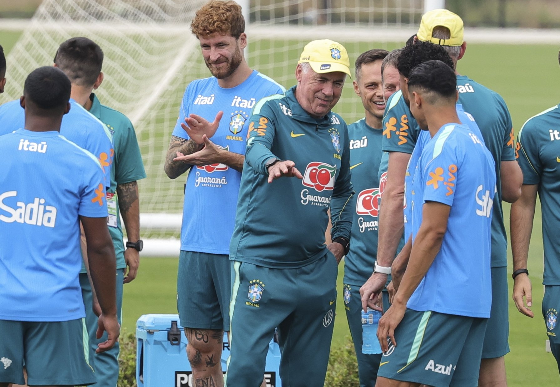 El enojo de “Carletto”: la reacción de Ancelotti cuando no logra hacer tecniquitas en un entrenamiento de Brasil El enojo de “Carletto”: la reacción de Ancelotti cuando no logra hacer tecniquitas en un entrenamiento de Brasil
