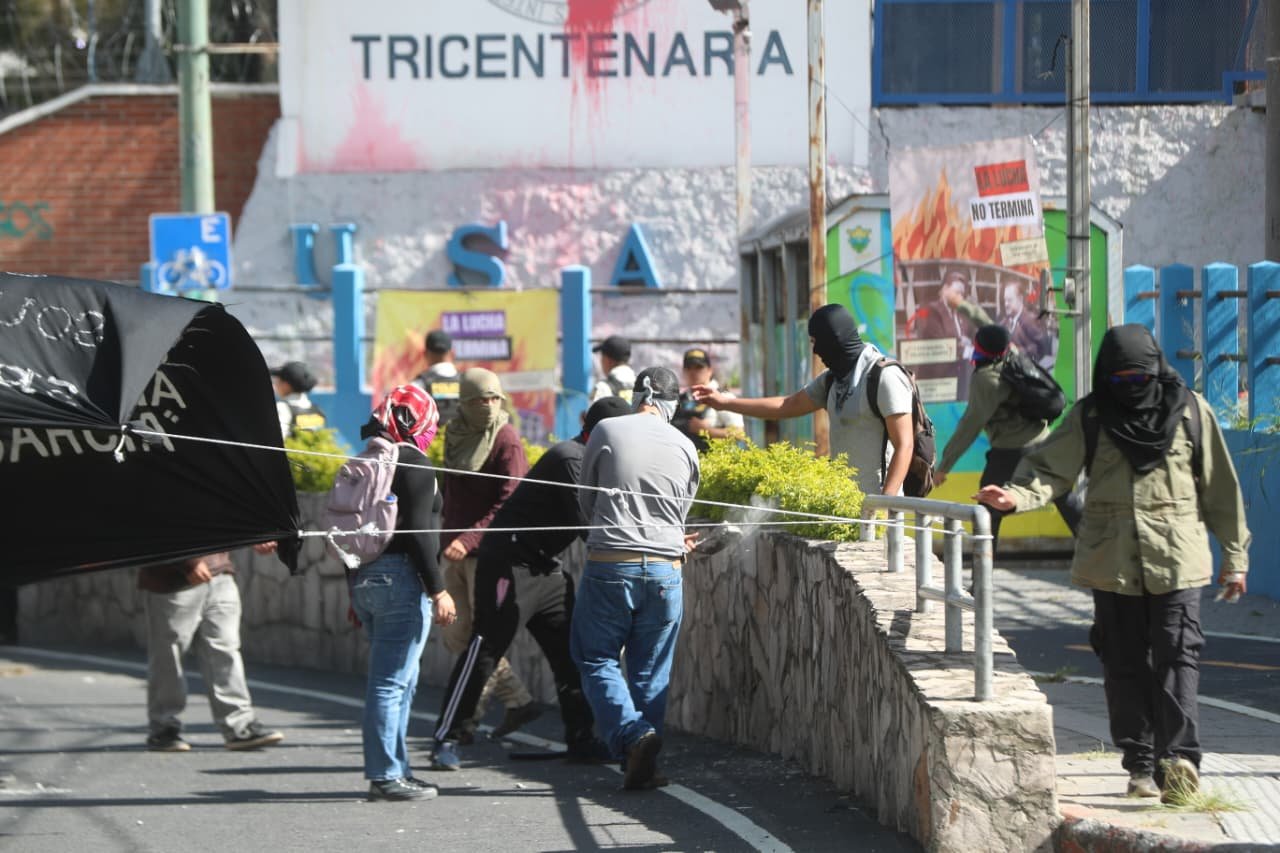 Persiste la tensión en la Usac tras la toma de posesión de Walter Mazariegos como rector Persiste la tensión en la Usac tras la toma de posesión de Walter Mazariegos como rector