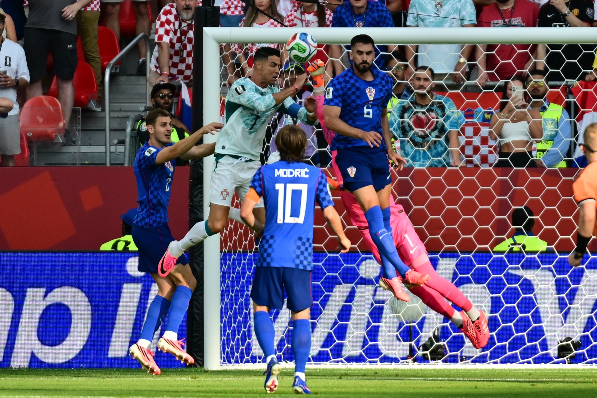 Portugal sobrevive al drama del VAR y cita a España en octavos; Cristiano rompe una deuda y Modrić se despide del Mundial Portugal sobrevive al drama del VAR y cita a España en octavos; Cristiano rompe una deuda y Modrić se despide del Mundial