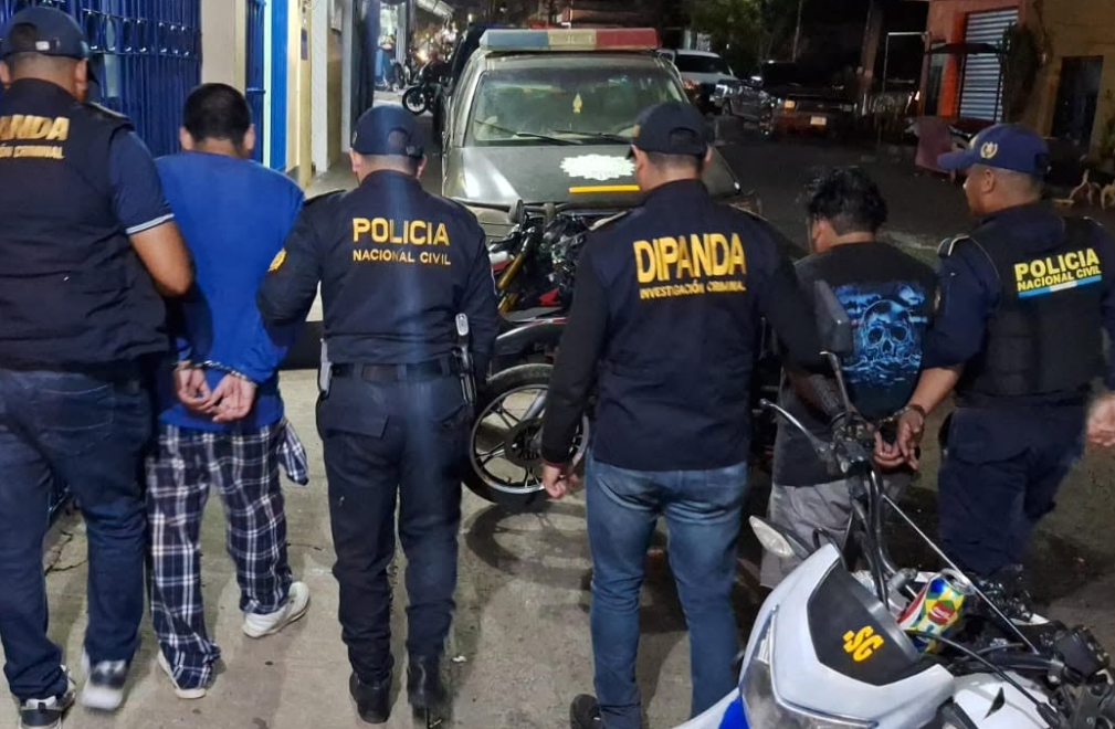 Capturan a dos presuntos pandilleros cuando recogían un paquete que simulaba Q20 mil de extorsión Capturan a dos presuntos pandilleros cuando recogían un paquete que simulaba Q20 mil de extorsión