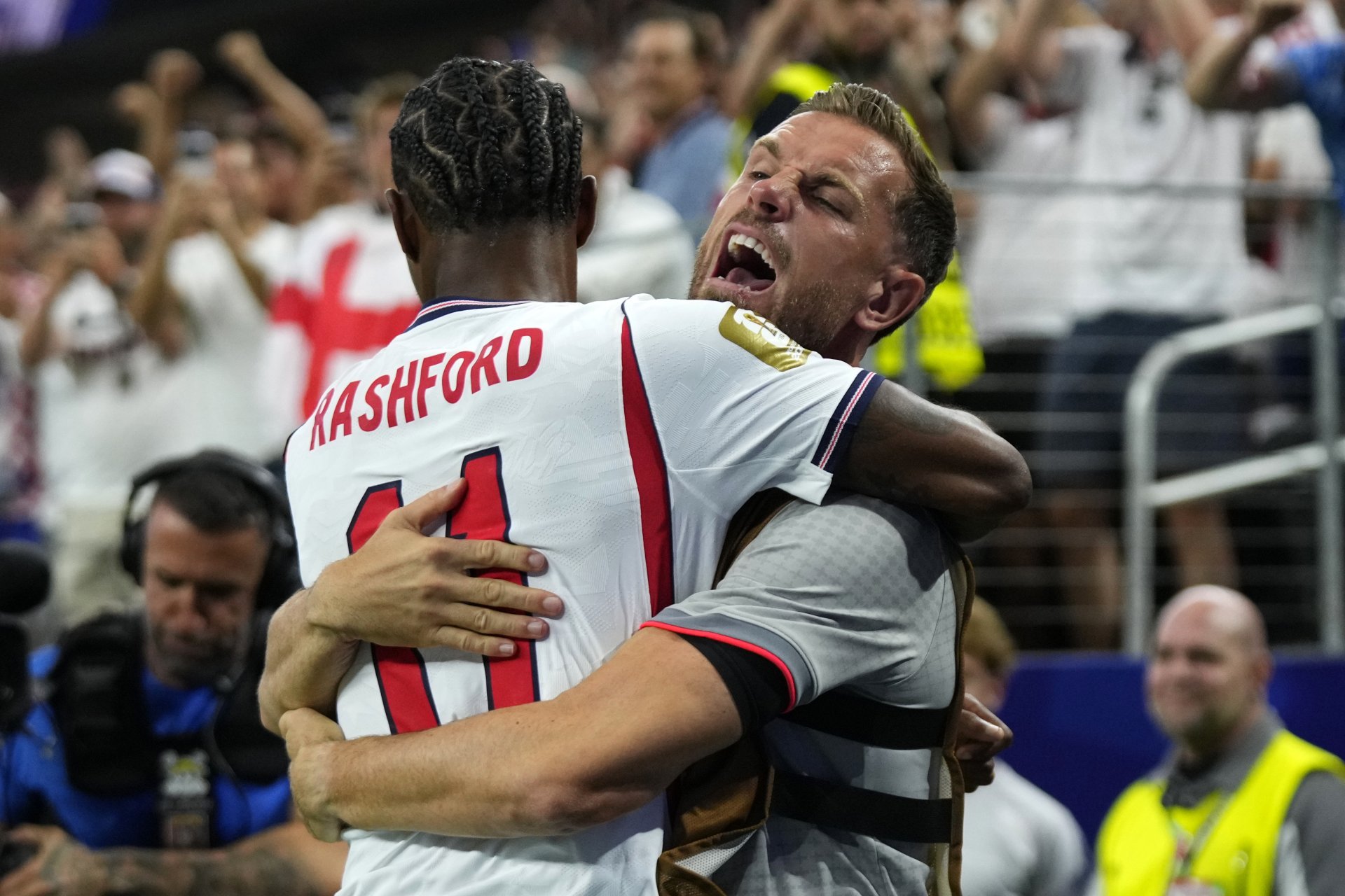 Video | Jordan Henderson sufre una aparatosa caída durante la celebración de Inglaterra ante México Video | Jordan Henderson sufre una aparatosa caída durante la celebración de Inglaterra ante México