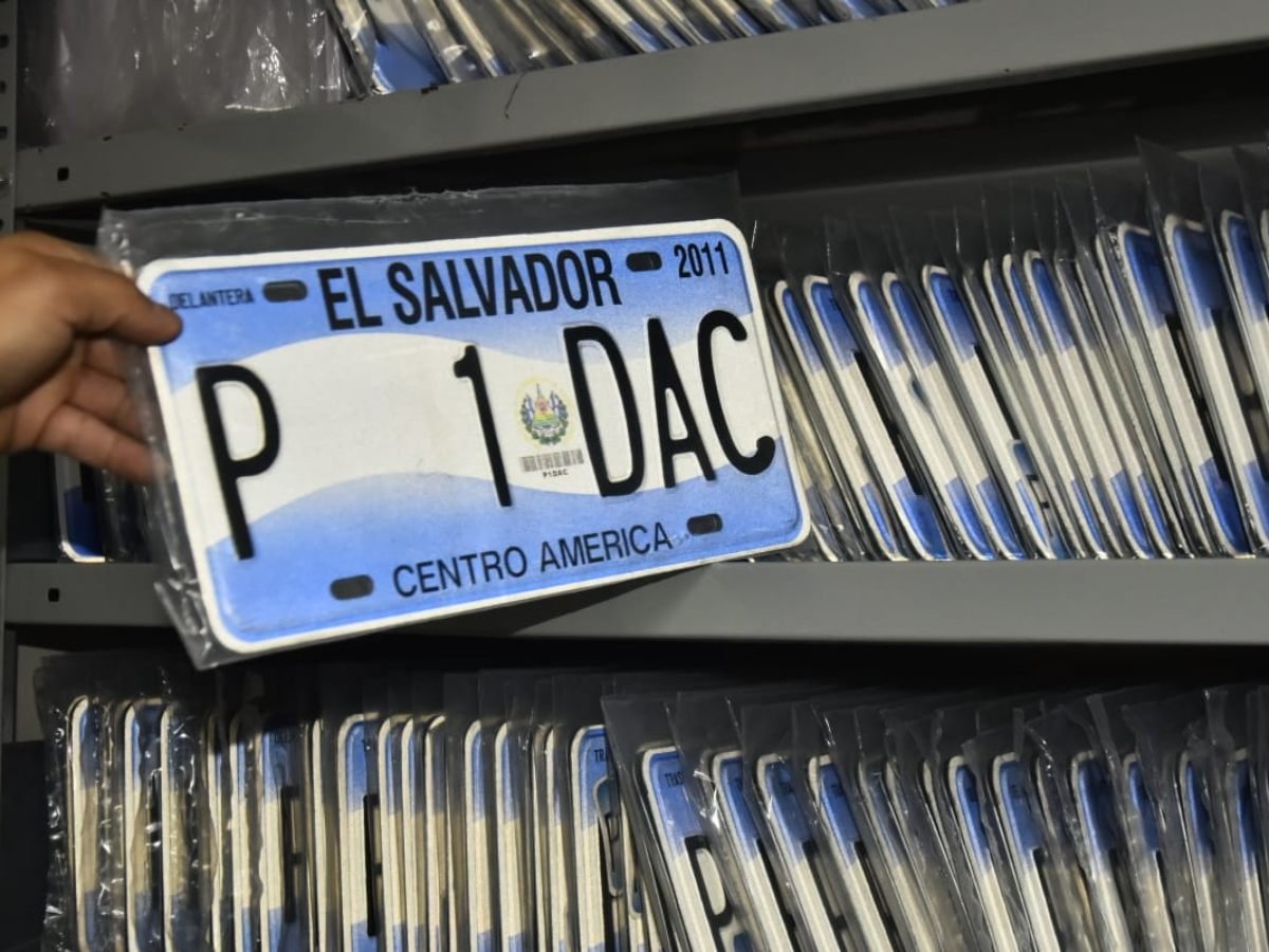 Gobierno pide ampliar vigencia de placas hasta agosto de 2027 Gobierno pide ampliar vigencia de placas hasta agosto de 2027