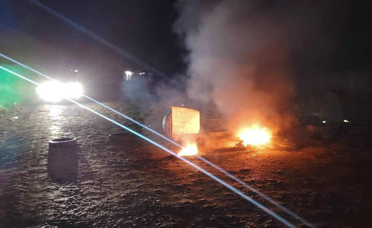 Continúa complicado el paso por bloqueo en la ruta RN-7E, en El Estor, Izabal Continúa complicado el paso por bloqueo en la ruta RN-7E, en El Estor, Izabal