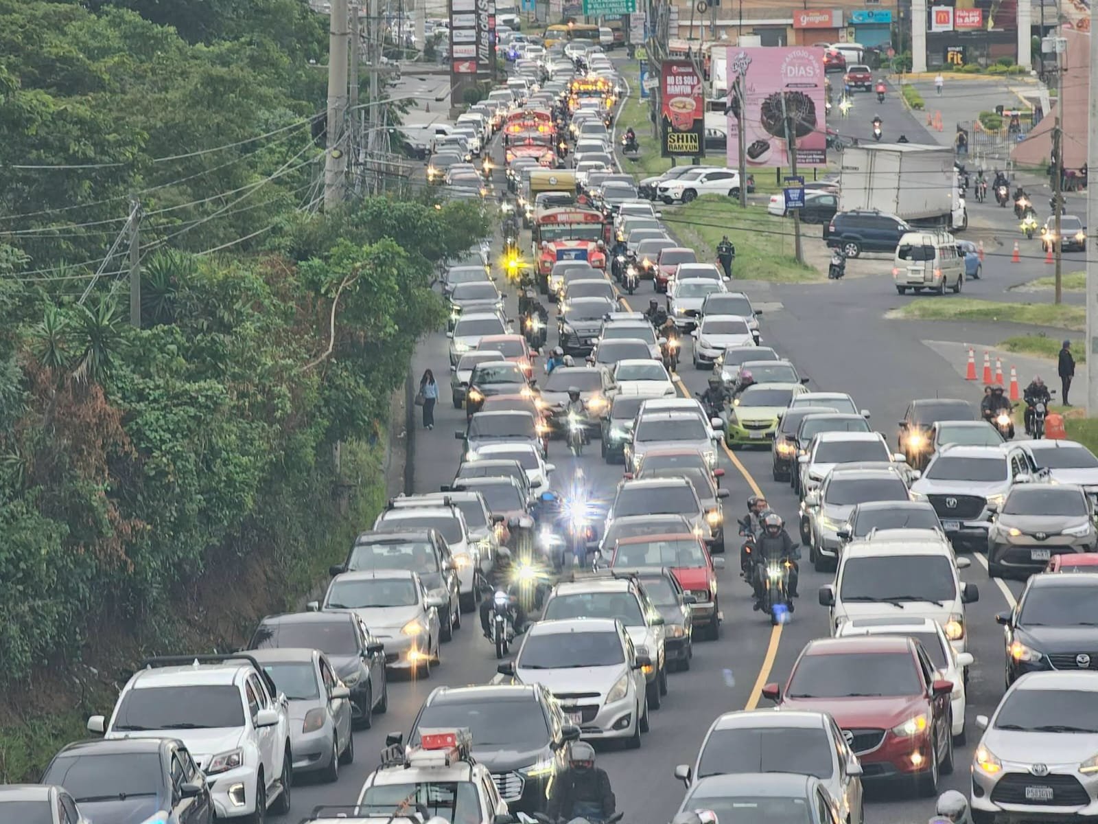 Incidente de tráiler complica el ingreso a la ciudad de Guatemala por la avenida Petapa Incidente de tráiler complica el ingreso a la ciudad de Guatemala por la avenida Petapa
