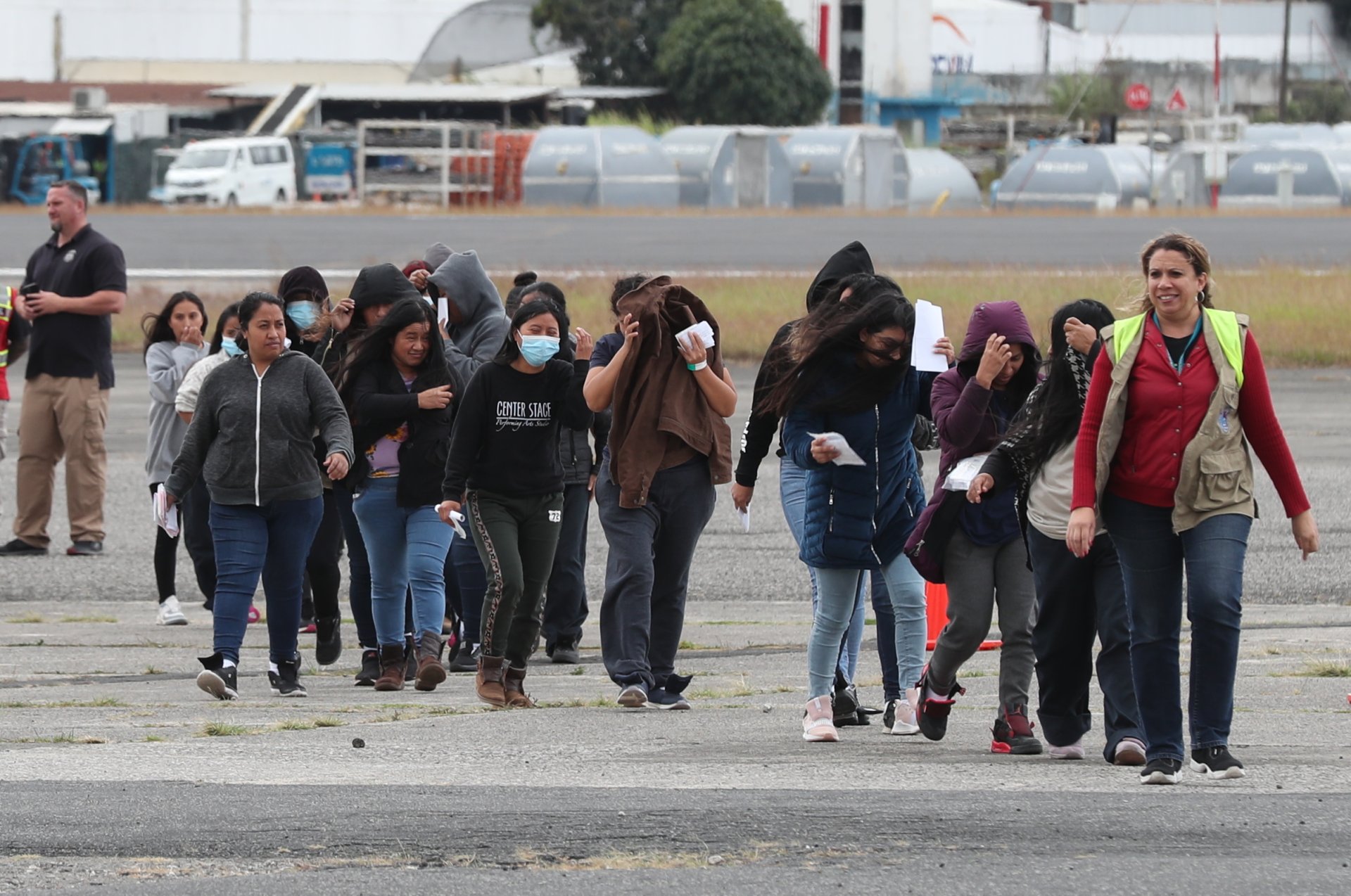 Dos guatemaltecas reciben multas de hasta US$2.3 millones por no atender las órdenes de deportación de Estados Unidos Dos guatemaltecas reciben multas de hasta US$2.3 millones por no atender las órdenes de deportación de Estados Unidos