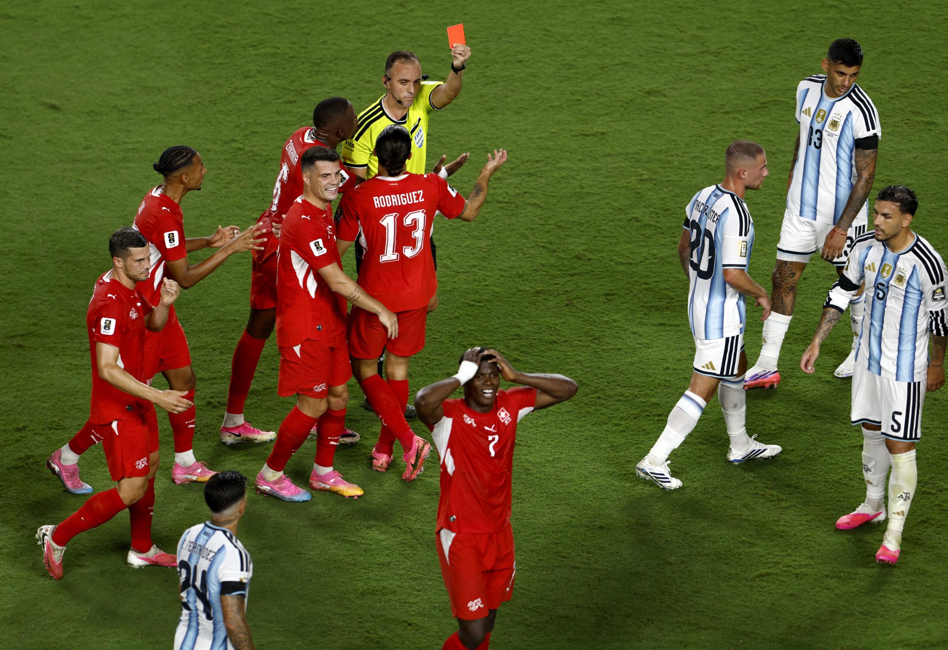 Mundial 2026: el VAR cambia de sancionado, revoca la amarilla a Paredes y expulsa a Embolo Mundial 2026: el VAR cambia de sancionado, revoca la amarilla a Paredes y expulsa a Embolo