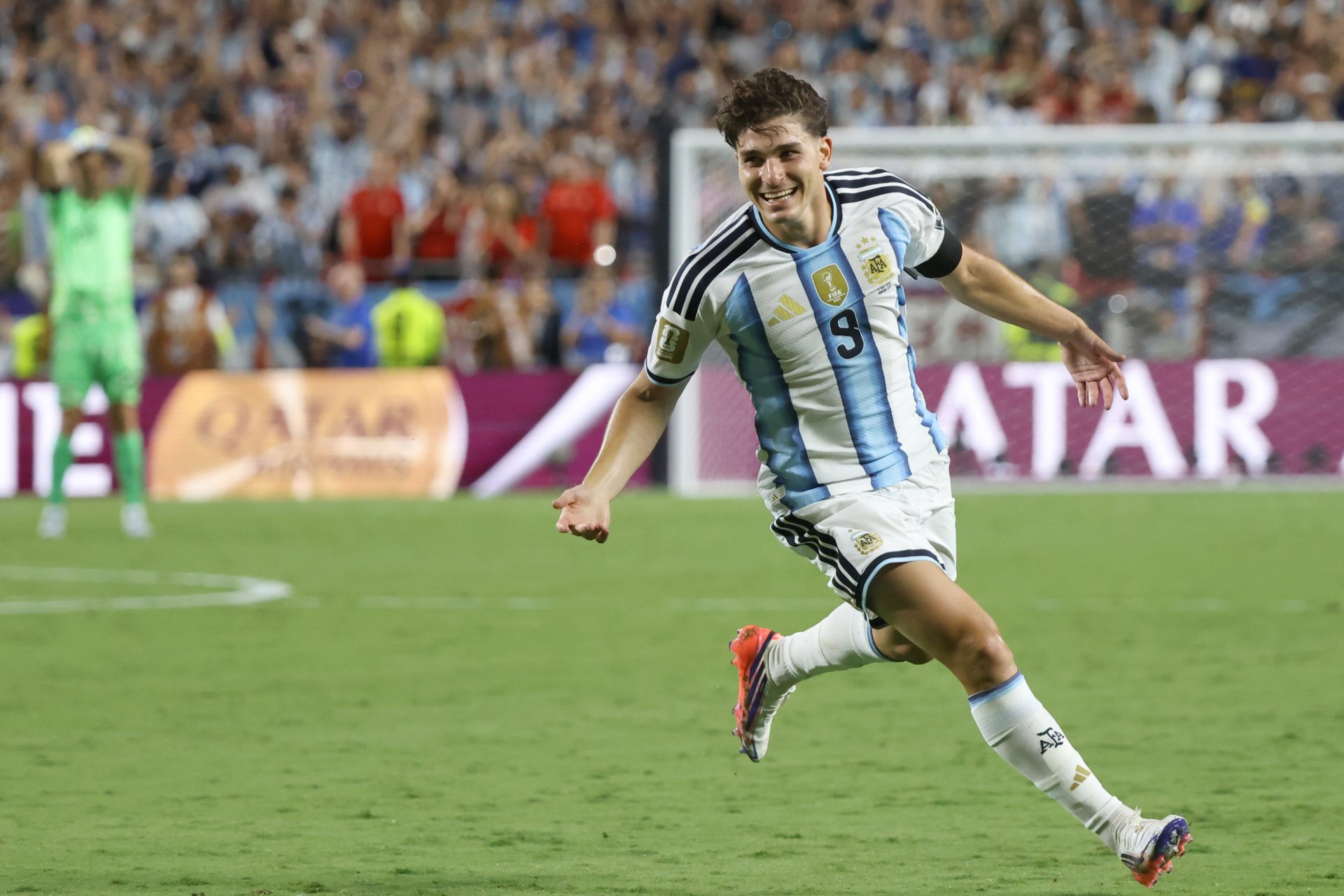 Laporta confirma la oferta del Barcelona por Julián Álvarez y descarta la salida de Raphinha Laporta confirma la oferta del Barcelona por Julián Álvarez y descarta la salida de Raphinha