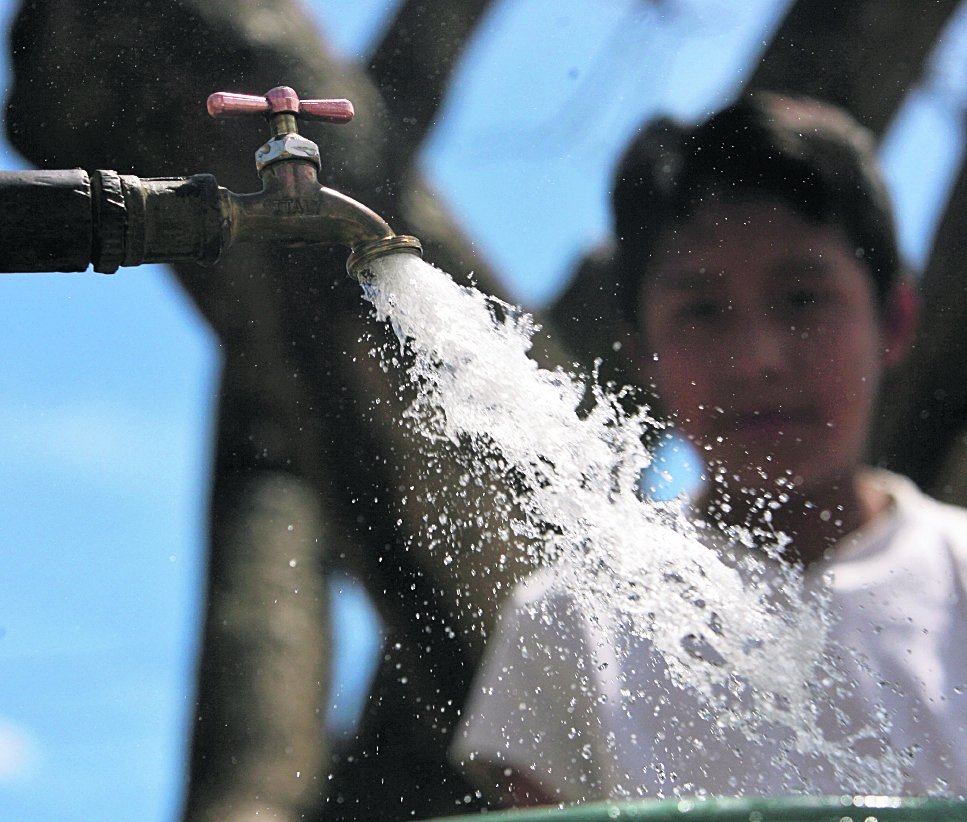 La capital de Guatemala enfrenta un déficit de más de 2 mil 500 litros de agua por segundo La capital de Guatemala enfrenta un déficit de más de 2 mil 500 litros de agua por segundo