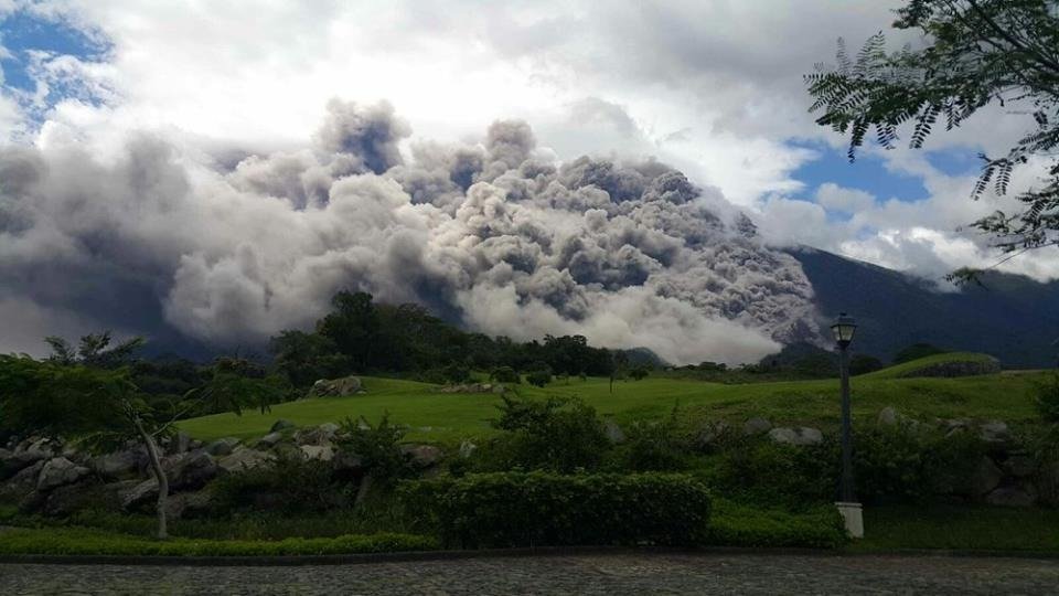 Volcán de Fuego: diferencias de las erupciones de 2026 y 2018 en Guatemala
