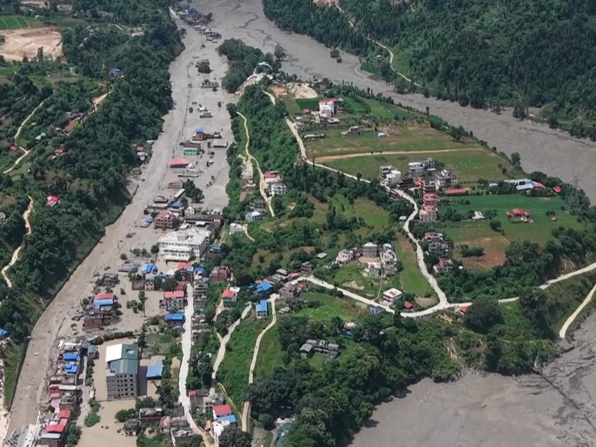 Avalancha en Nepal deja al menos 362 muertos y búsqueda complicada