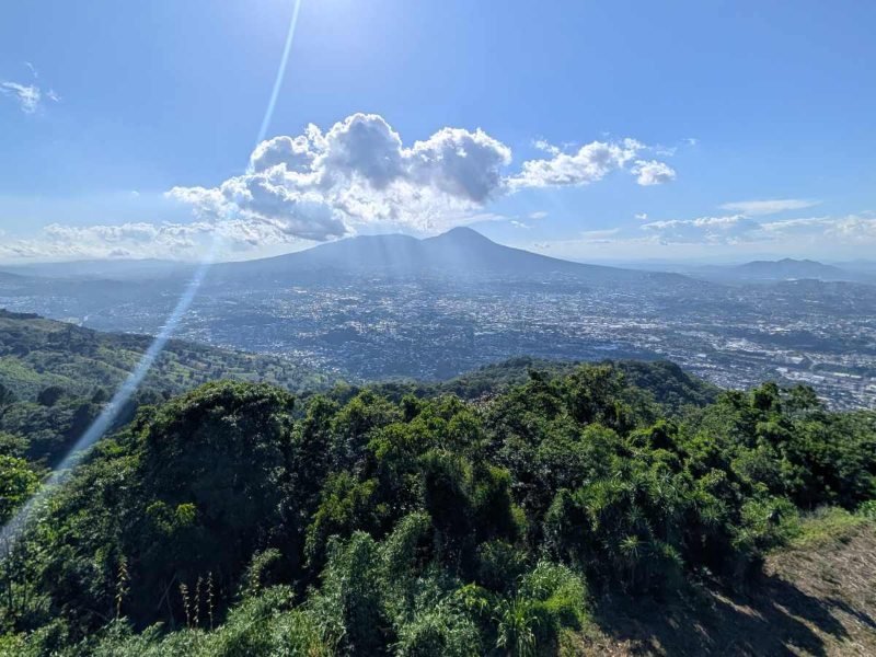 ¿Qué causa los retumbos en San Salvador? Esto explica un geólogo