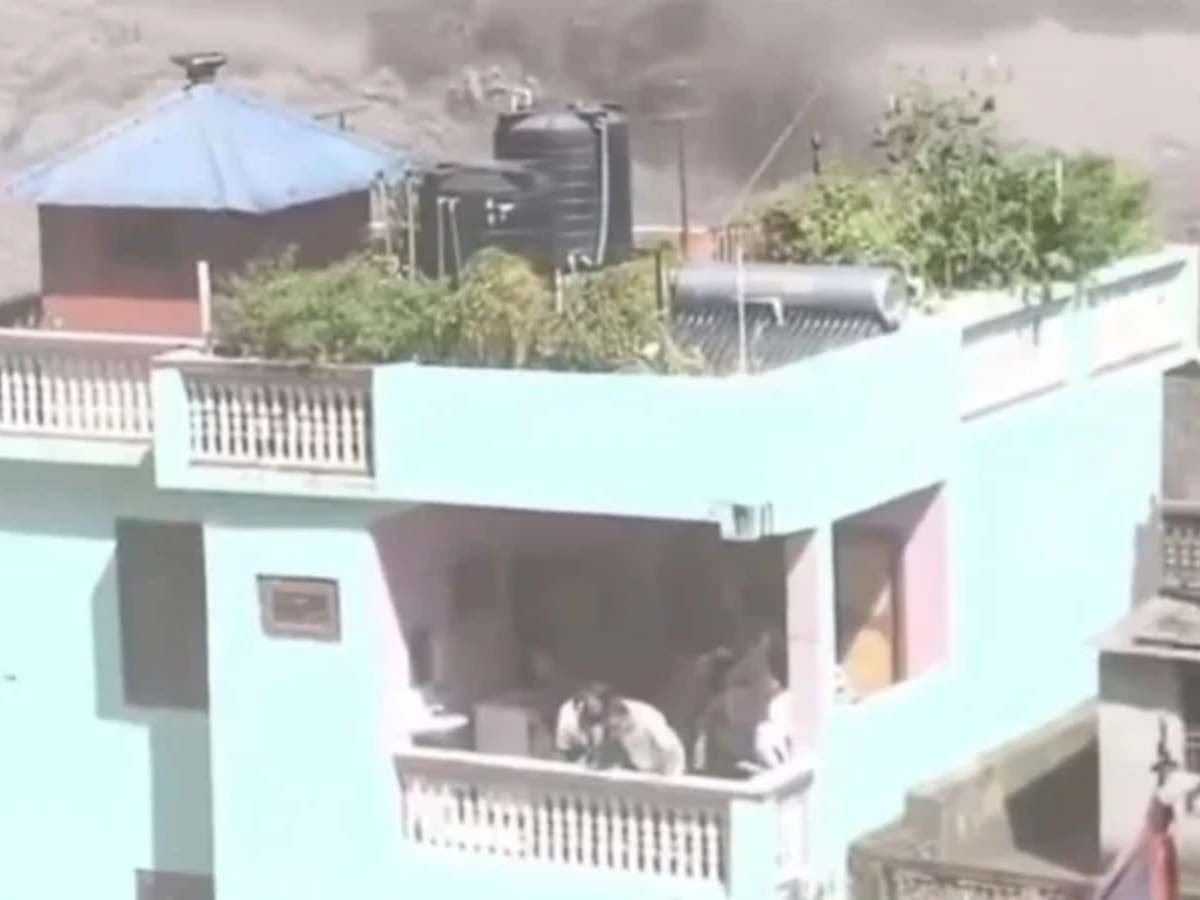 El impactante video de una familia atrapada en su casa mientras avalancha arrasaba en Nepal